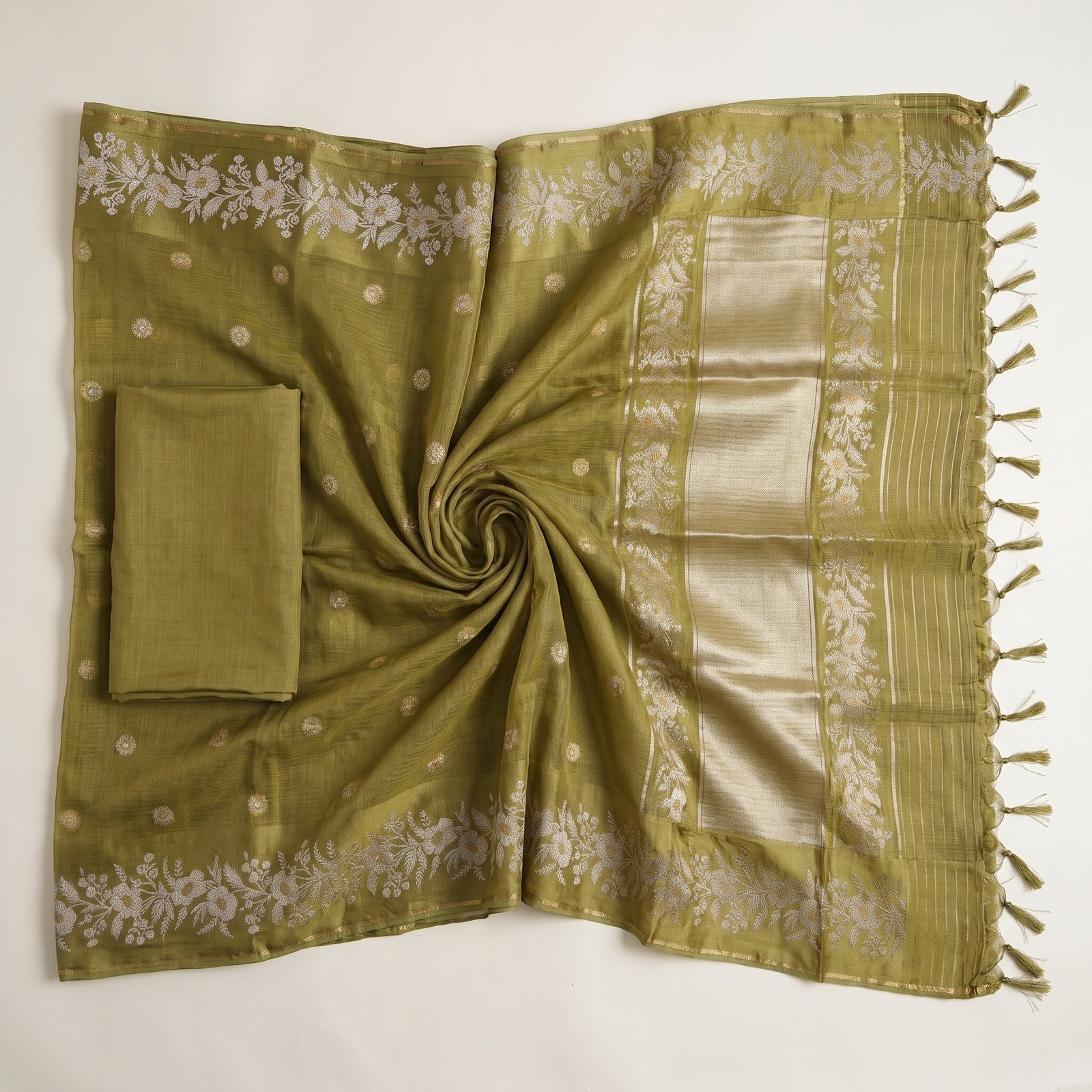 Pallu draped over shoulder with woven zari border